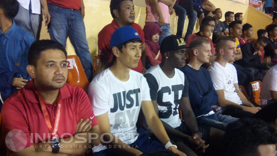Dari kiri ke kanan, CEO PT. Munafri Arifuddin bersama empat pemain asing,Kwon Jun, Luiz Ricardo, Ronald Hikspoors, Wiljan Pluim. Copyright: &copy; Muhammad Nur basri/INDOSPORT